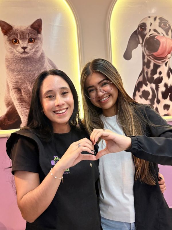 Equipe da Salva Patas fazendo coração com as mãos